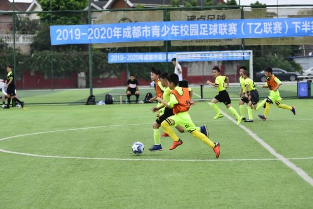 国安俱乐部迎新大巴，曾因债务风波遭受非议